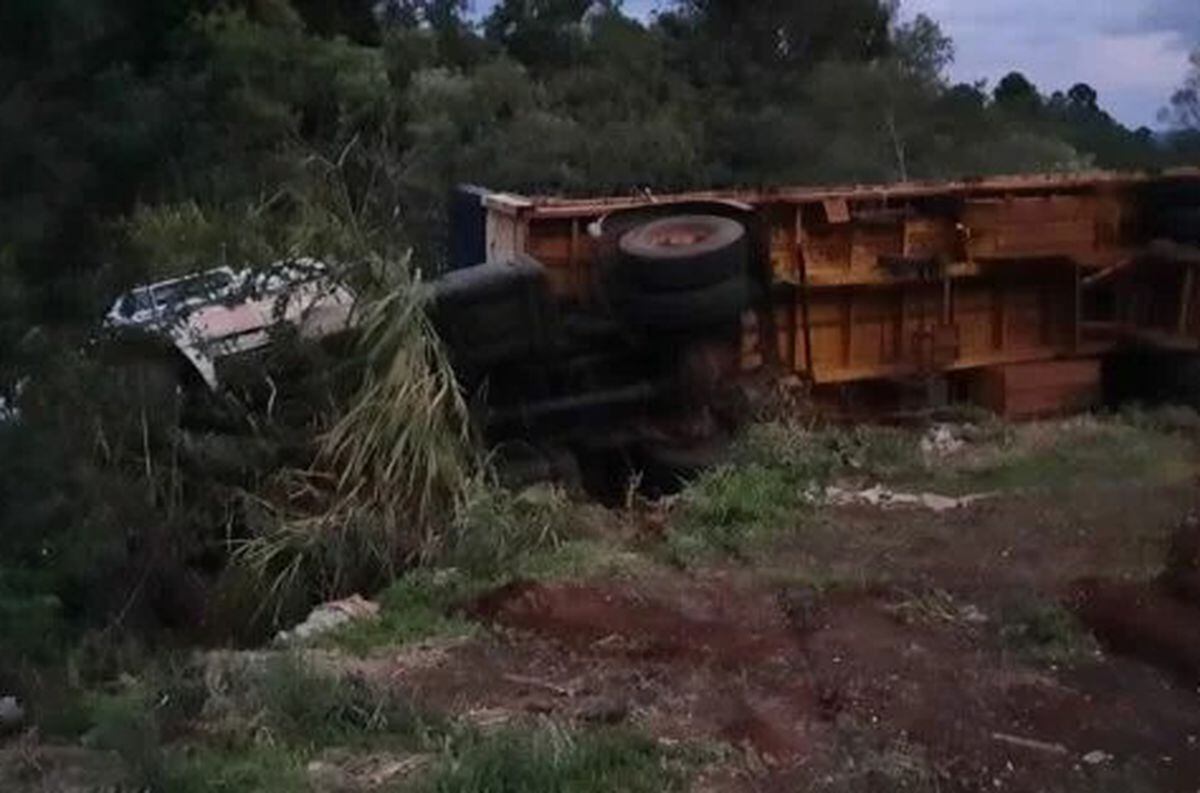 Camión cargado de soja volcó en Leandro N. Alem.