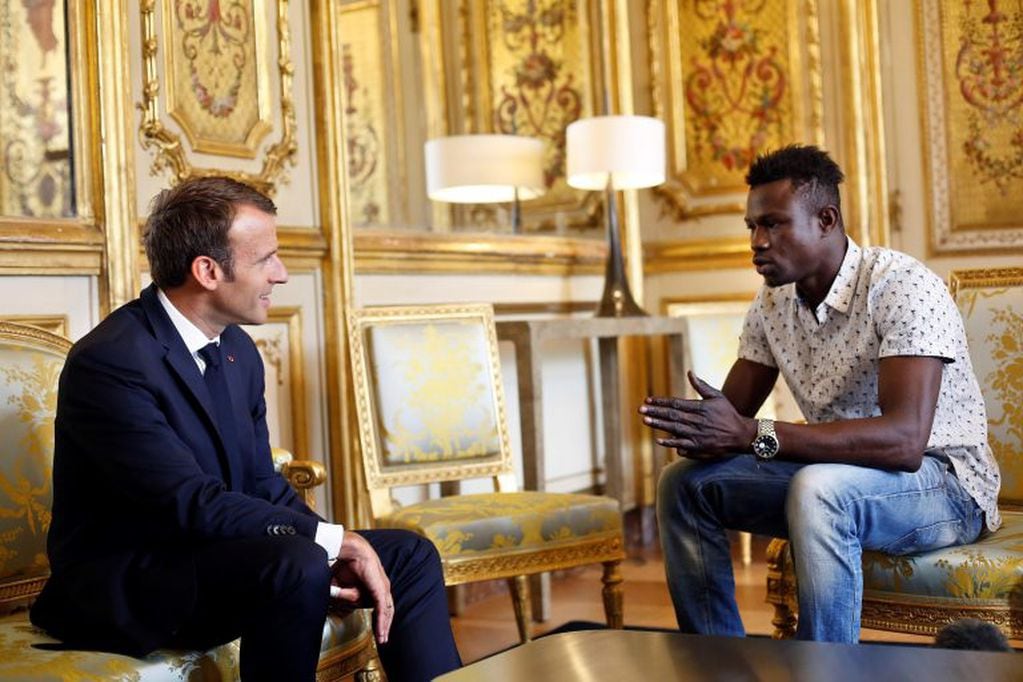 Emmanuel Macron (izq), recibe al maliense Mamoudou Gassama. (EFE)