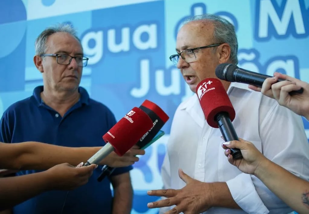 Juan Carlos García, titular de Agua Potable de Jujuy S.E, junto al ministro Carlos Stanic (izq.), advirtió sobre las conexiones ilegales que afectan a la red cloacal.