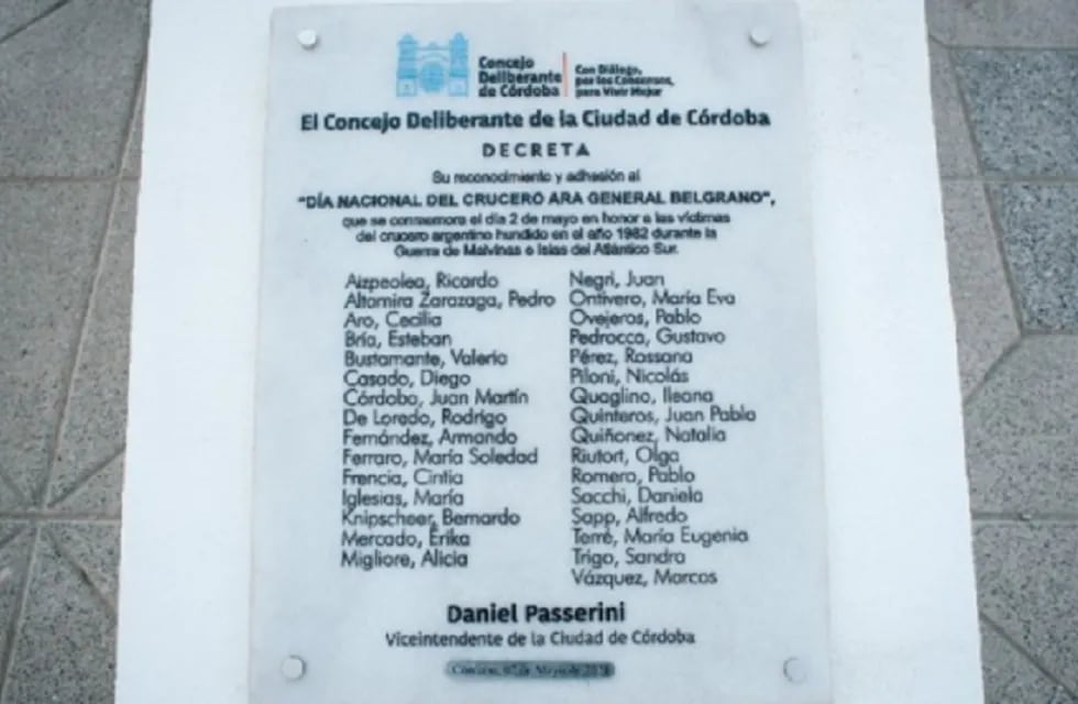 Los nombres de los concejales en el homenaje a los caídos y sobrevivientes del crucero Belgrano (foto, Suquía).