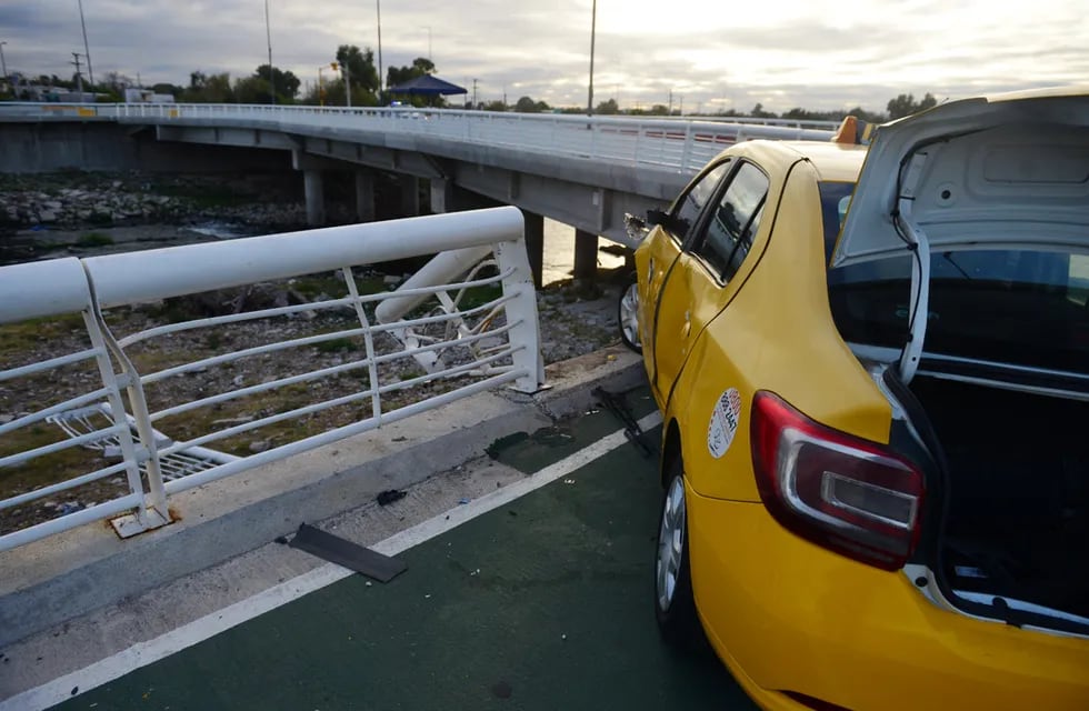 Un taxi y una moto chocaron esta madrugada en el puente Sargento Cabral de barrio San Vicente.
 (Nicolás Bravo / La Voz)