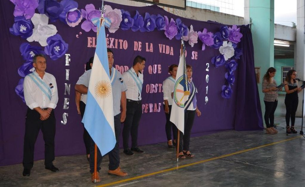 Las Banderas Nacional y de la Libertad Civil presidieron la ceremonia del Plan Fines realizada en la Escuela Comercial Nº 7 "San Marcelino Champagnat".