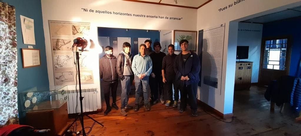 El secretario de Asuntos Malvinas, VGM Daniel Arias recibió a los alumnos y relató su experiencia como testimonio para las generaciones futuras.