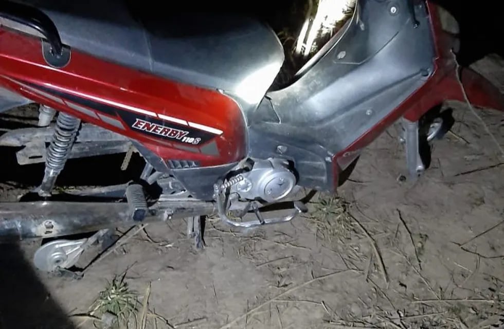 Despeñaderos: hallaron una motocicleta robada en una alcantarilla.