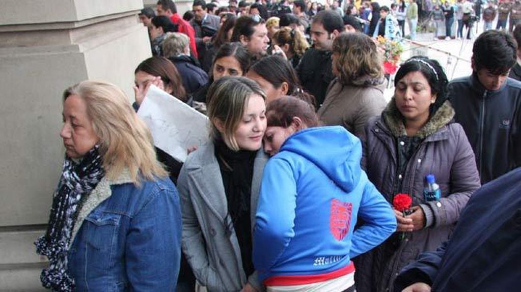 DOLOR EN EL SEPELIO. Fans despiden al ídolo, Leo Mattioli. Foto: Gentileza El litoral.