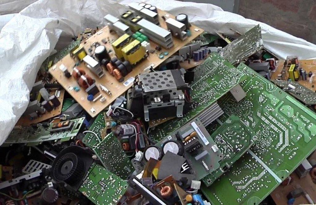 A partir de residuos electrónicos crean juguetes
