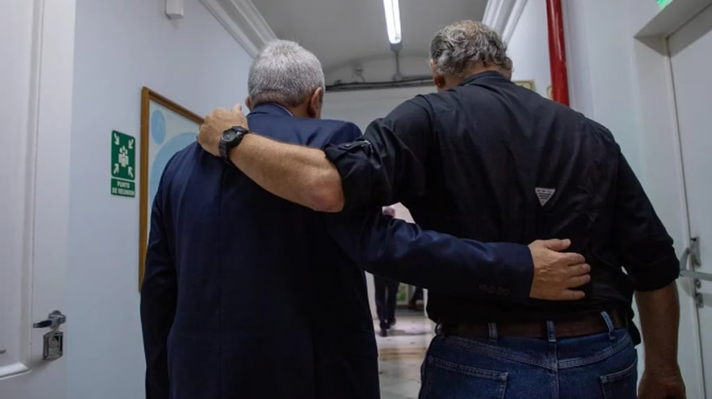 El abrazo entre Aníbal Fernández y Sergio Berni.