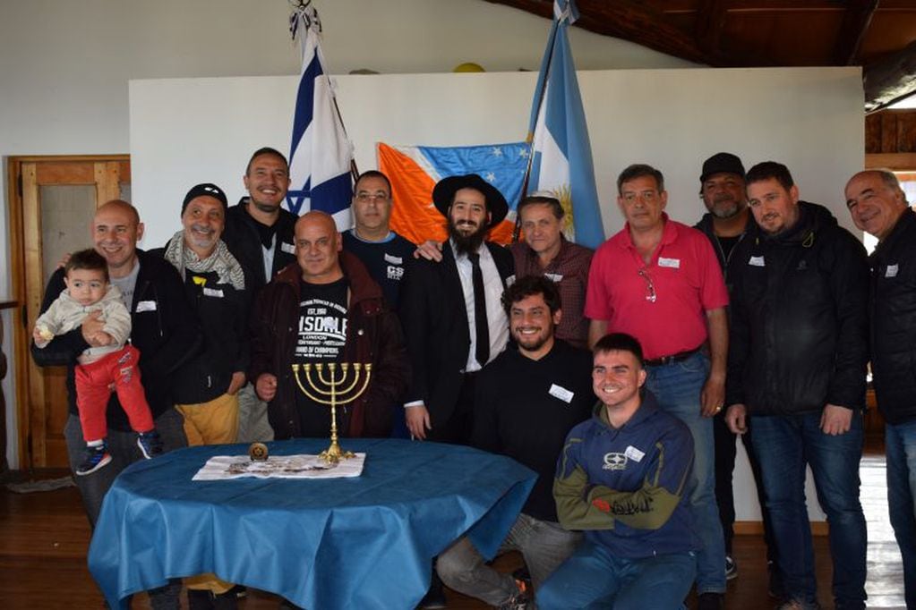 Comunidad judía junto al Rabino Ari Sigaloff.