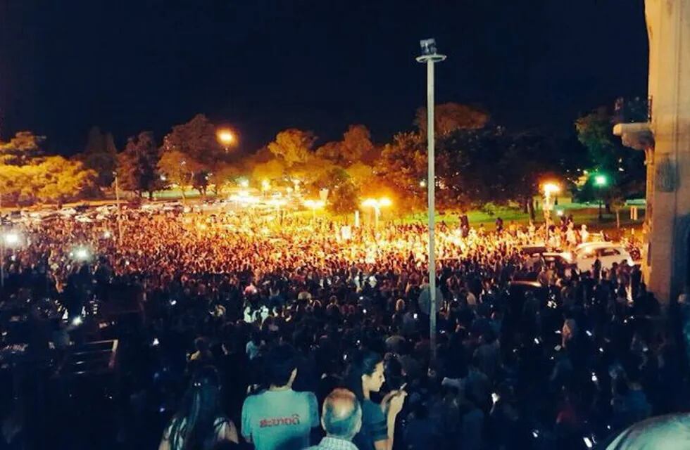 Una multitud confluyó en el Monumento a la Bandera pasada la medianoche. (Twitter)
