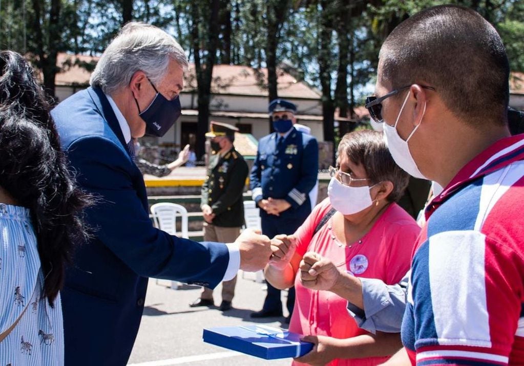El gobernador Morales saludó a cada una de las familias que asistieron al homenaje del Ministerio de Defensa.