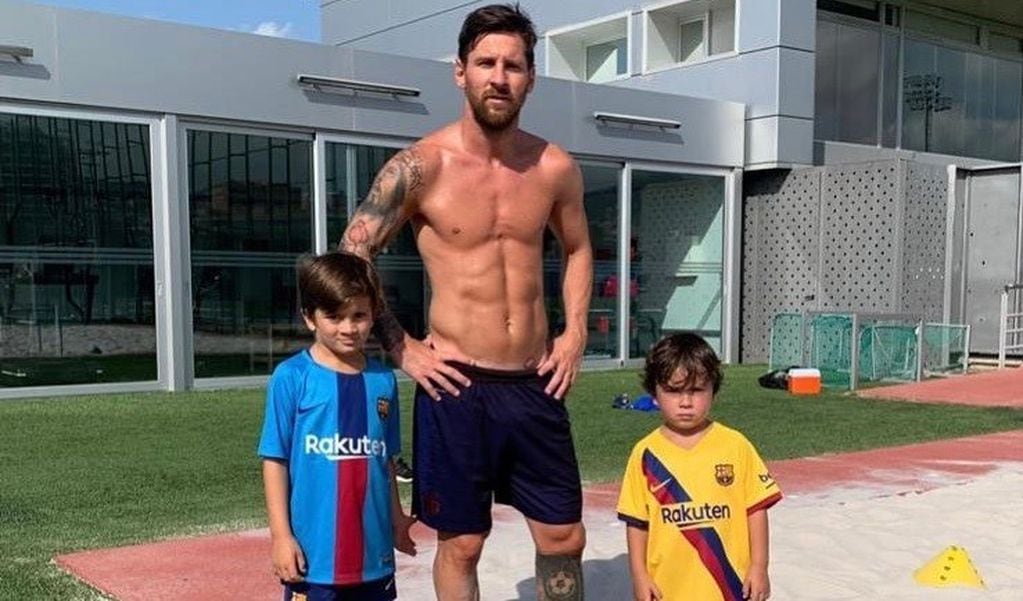 Lionel Messi posó junto a sus hijos Thiago y Mateo durante su entrenamiento en rehabilitación tras una lesión muscular. (@leomessi)