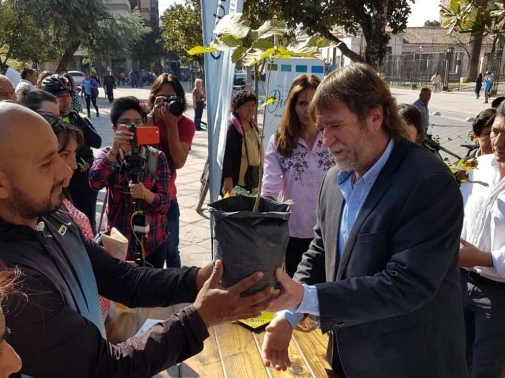 El ministro de Infraestructura, Jorge Rizzotti, estuvo en la plaza Belgrano y recibió un plantín de obsequio.
