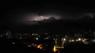 Relámpagos. Anoche podía observarse la llegada de una tormenta eléctrica desde el sur de Córdoba (La Voz/Ramiro Pereyra). 