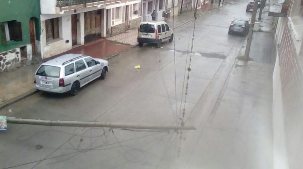 La tormenta de la madrugada del lunes provocó la caída de un poste del alumbrado público en la calle Purmamarca del barrio Alto Gorriti, en San Salvador de Jujuy.