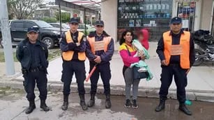 Tres policías de Santiago del Estero ayudaron a una madre a salvarle la vida a su hijo.