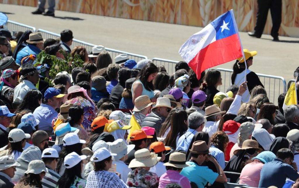 TMC49. TEMUCO (CHILE), 17/01/2018.- Feligreses atienden la multitudinaria misa ofrecida por el papa Francisco en Temuco (Chile) hoy, miércoles 17 de enero de 2018. El papa Francisco se encuentra en Chile para realizar una visita de Estado de tres días durante la cual celebrará misas masivas en las ciudades de Santiago, Temuco e Iquique, antes de dirigirse a Perú el 18 de enero. EFE/Mauricio Dueñas Castañeda