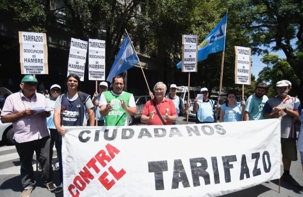 Manifestantes de La Plata reclaman en las puertas de EDELAP contra los tarifazos