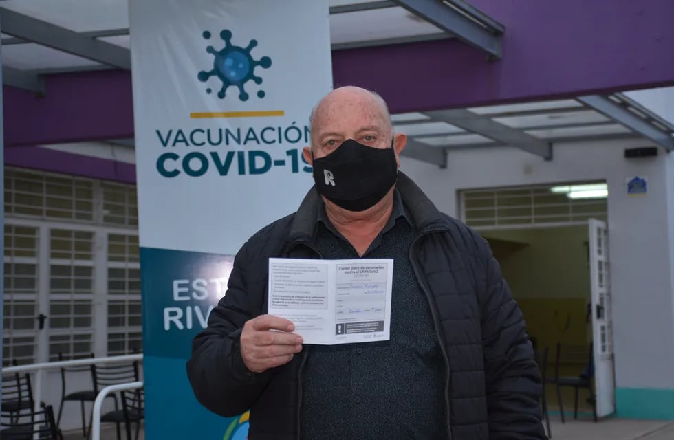 El intendente de Rivadavia muestra su cartilla de vacunación tras ser inoculado contra el Covid-19. Luego se dirigió al Concejo Deliberante e inauguró las sesiones ordinarias. Gentileza Municipalidad de Rivadavia