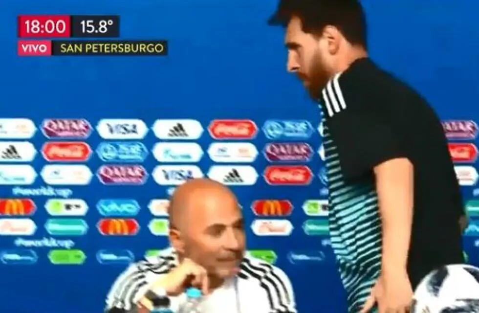 Lionel Messi abandonó la conferencia de prensa antes que Jorge Sampaoli y despertó todo tipo de rumores sobre la relación entre ambos.