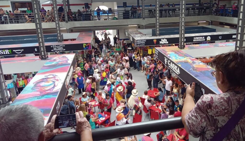 En la nave centra del Mercado Central "6 de Agosto" de San Salvador de Jujuy se festejó el Jueves de Comadres con la participación de clientes habituales y público en general.