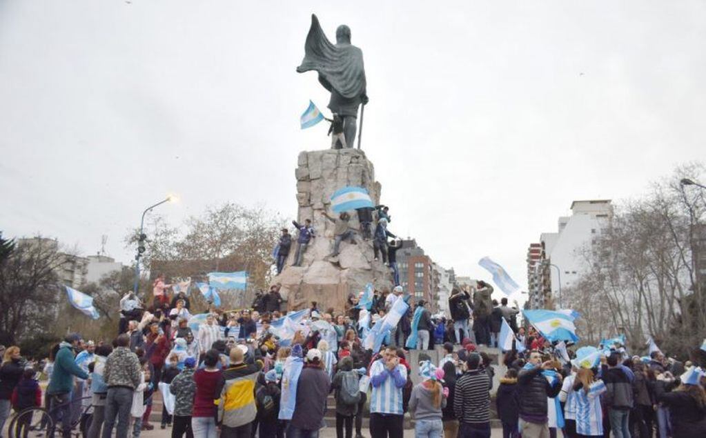 Hinchas festejando en el Monumento a San Martín (Foto: El Retrato de Hoy)
