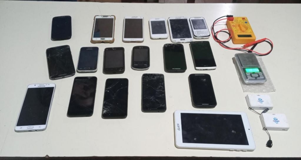 La Fiscalía ordenó que los 15 celulares sean devueltos a su dueño mientras la policía busca al delincuente que continúa prófugo.