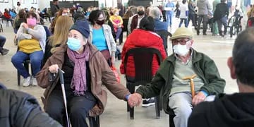 Pareja de adultos mayores fue a vacunarse contra el coronavirus en Rosario