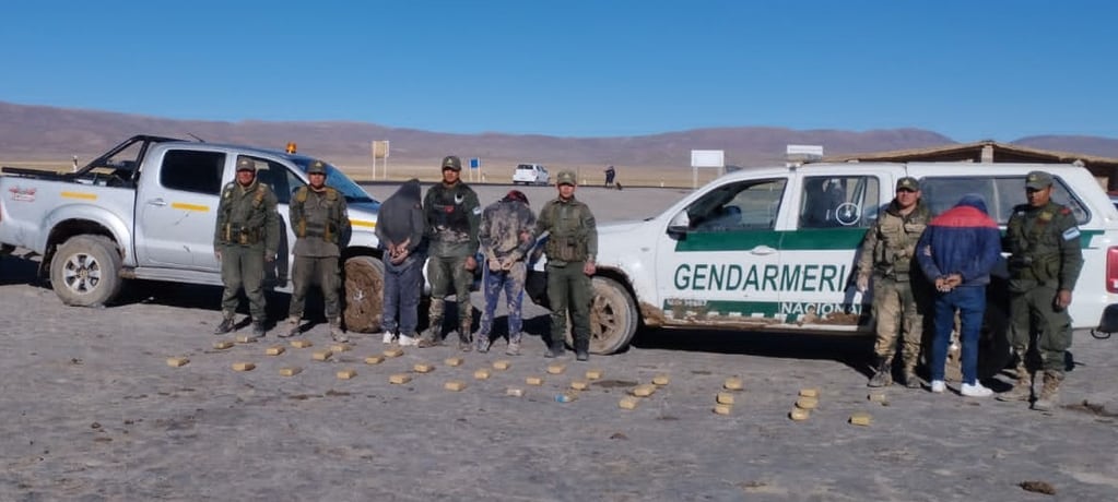 El operativo "cerrojo" desplegado con celeridad por los gendarmes de la Sección "Abra Pampa" culminó con la detención de los tres tripulantes de la camioneta.