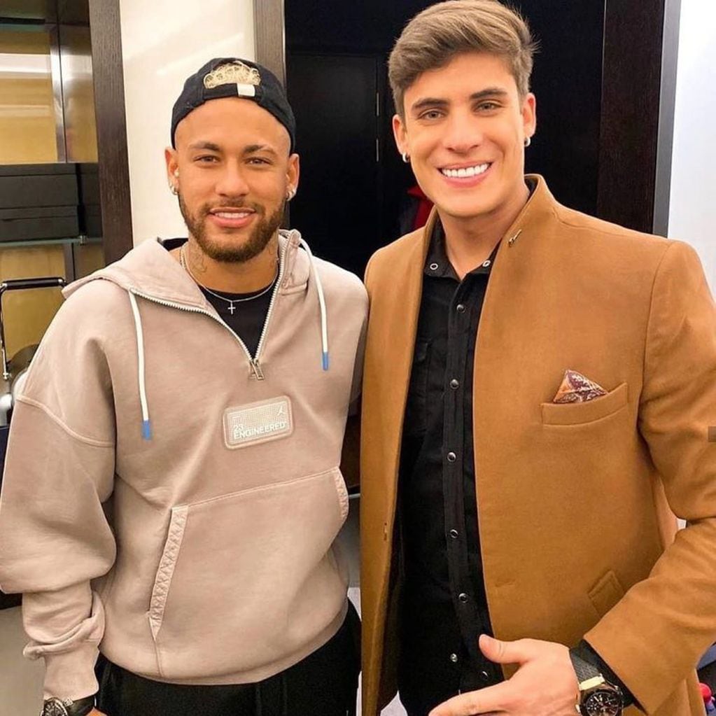 Neymar junto a Thiago Ramos, el novio de su madre.