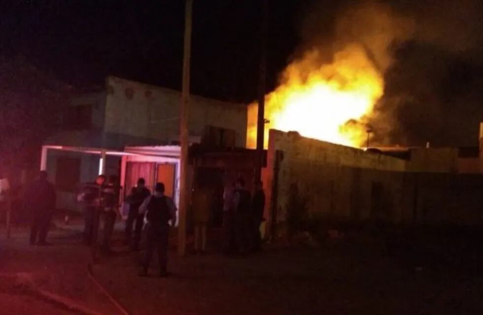 Se incendio una casa en Cutral Co. (Canal 8)
