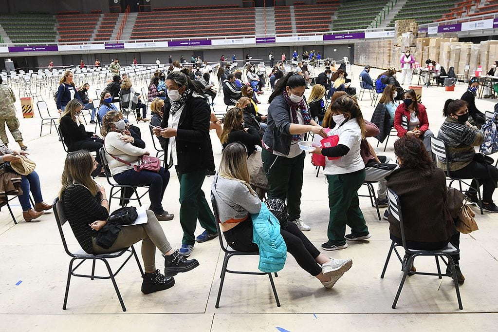 Vacunación de docentes en el estadio Arena Aconcagua de Ciudad de Mendoza. 