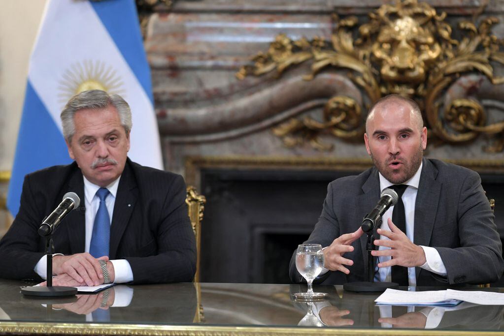 Martín Guzmán en su etapa de ministro, junto a Alberto Fernández.  (Archivo)