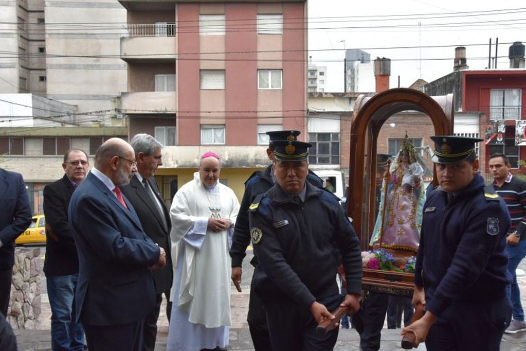 La Virgen del Rosario es trasladada por efectivos policiales jujeños