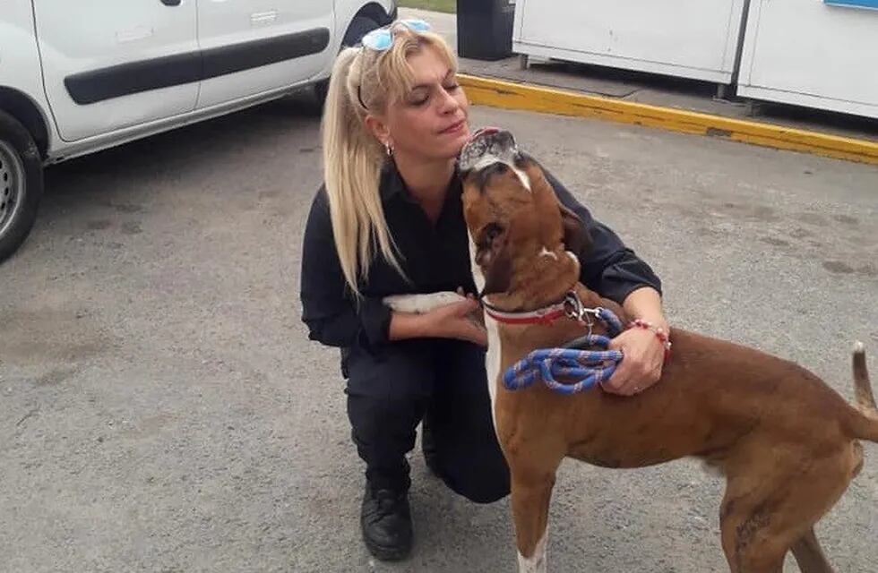 La lección de una mujer policía a la dueña de un perro en estado de abandono
