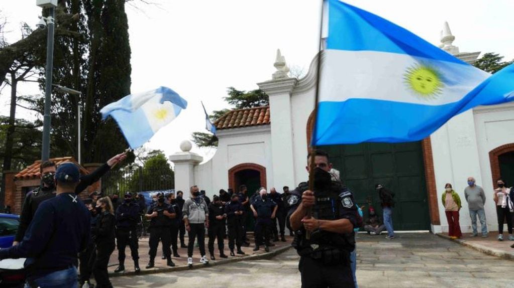 La Policía bonaerense reclama frente a la quinta de Olivos (Clarín)