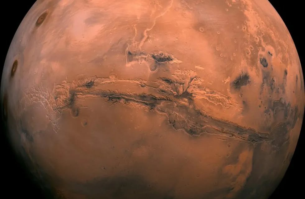 El planeta Marte. Tras años de debates sobre si hay agua líquida en Marte, un equipo italiano ha comprobado la existencia de un lago subterráneo y salado bajo una capa de hielo.\nEFE