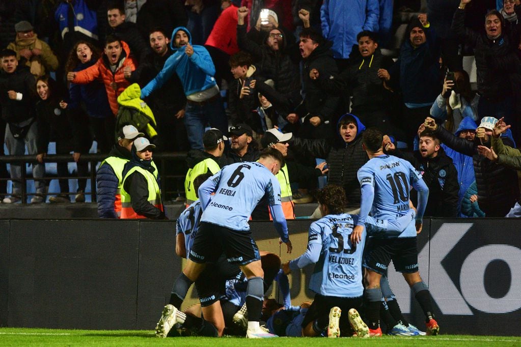 Partidazo en Alberdi, Belgrano empató 4-4 contra Racing en la primera fecha de la LPF. Foto Javier Ferreyra