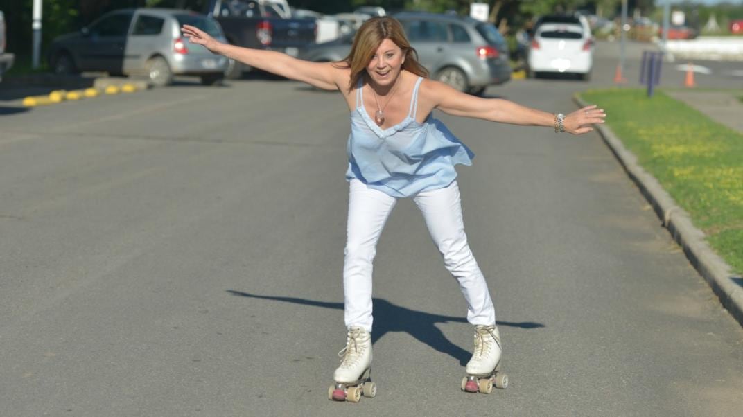 Fabiana Dal Prá se anima a patinar de nuevo, como lo hizo en su infancia en Baldissera. (foto: Martín Baez)