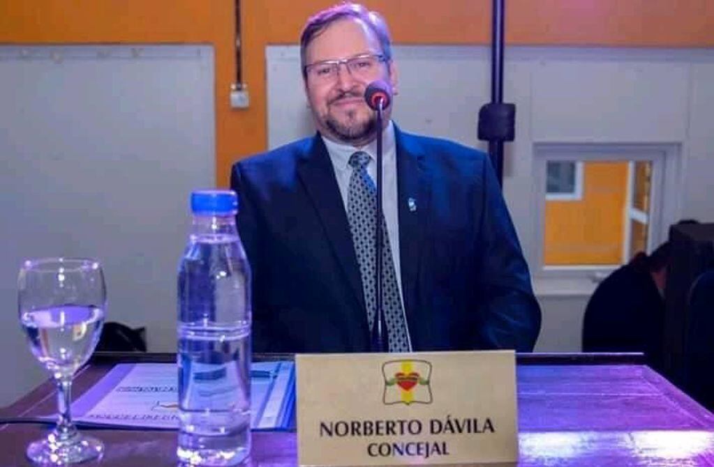 Dr. Norberto Dávila en su banca del Concejo