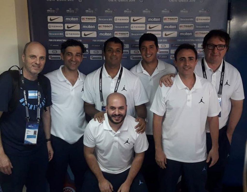 Gustavo Sapochnick junto al equipo técnico de la Selección Argentina U19