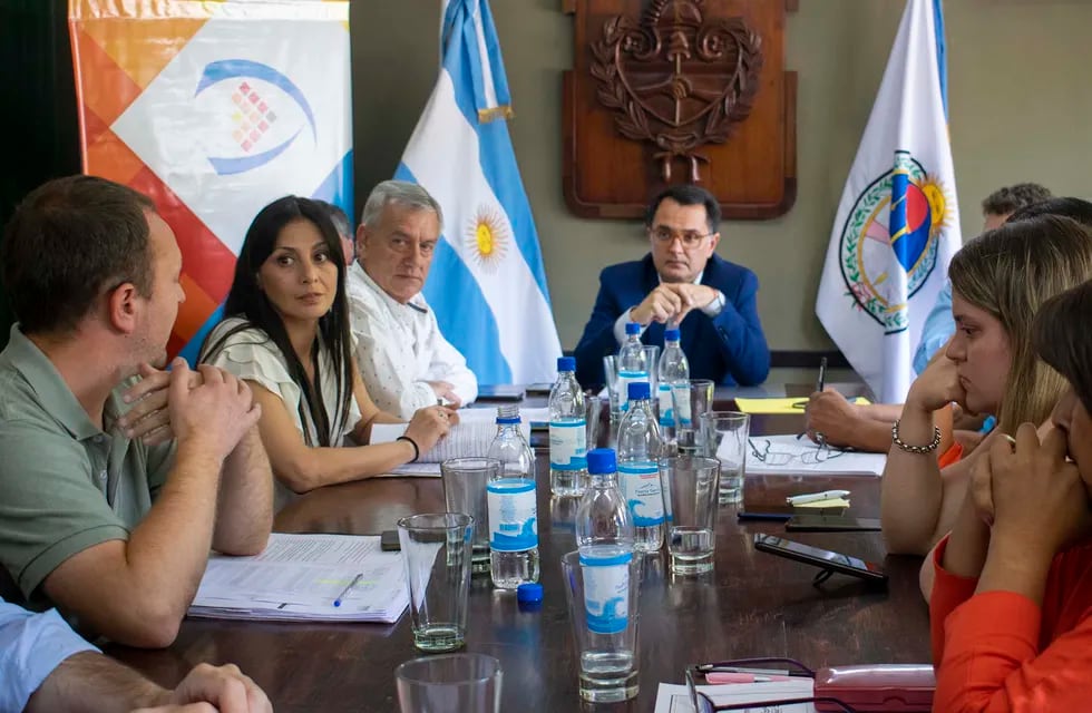 El presidente del Concejo Deliberante San Salvador de Jujuy, Lisandro Aguiar, encabezó la reunión con el secretario Marenco y su equipo, en la Sala de Comisiones.