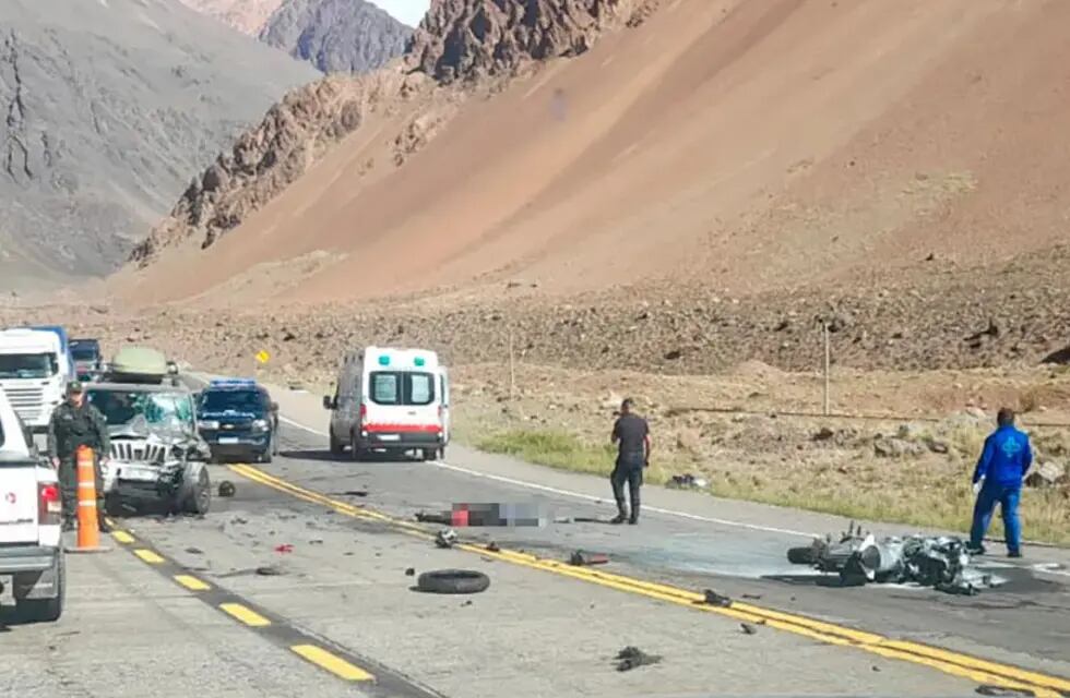 Una pareja de motociclistas fallecieron en la tarde del domingo cuando bajaban de Alta Montaña.