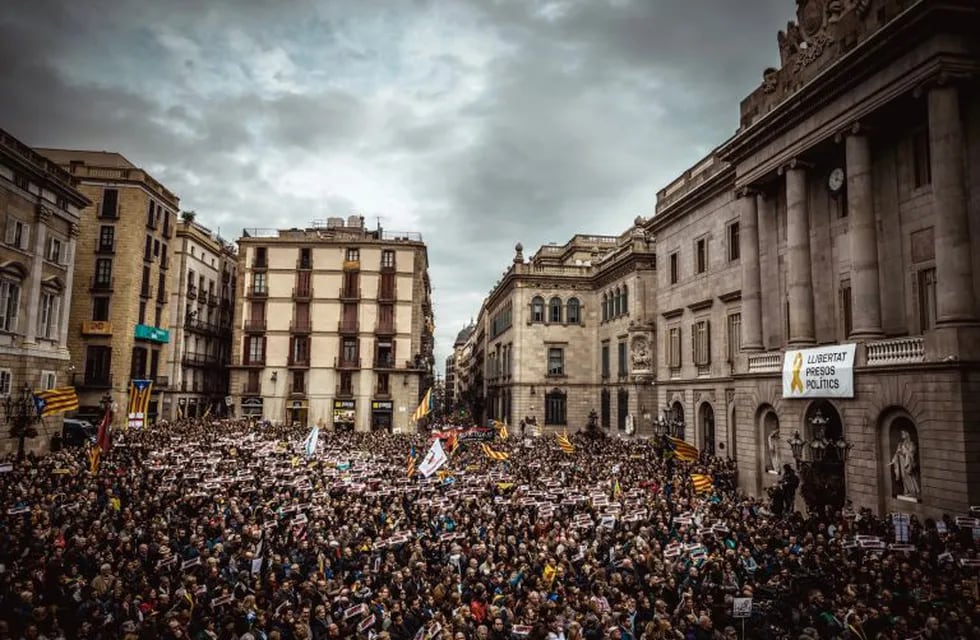 Cientos de personas participan en una protesta en Barcelona. (DPA).