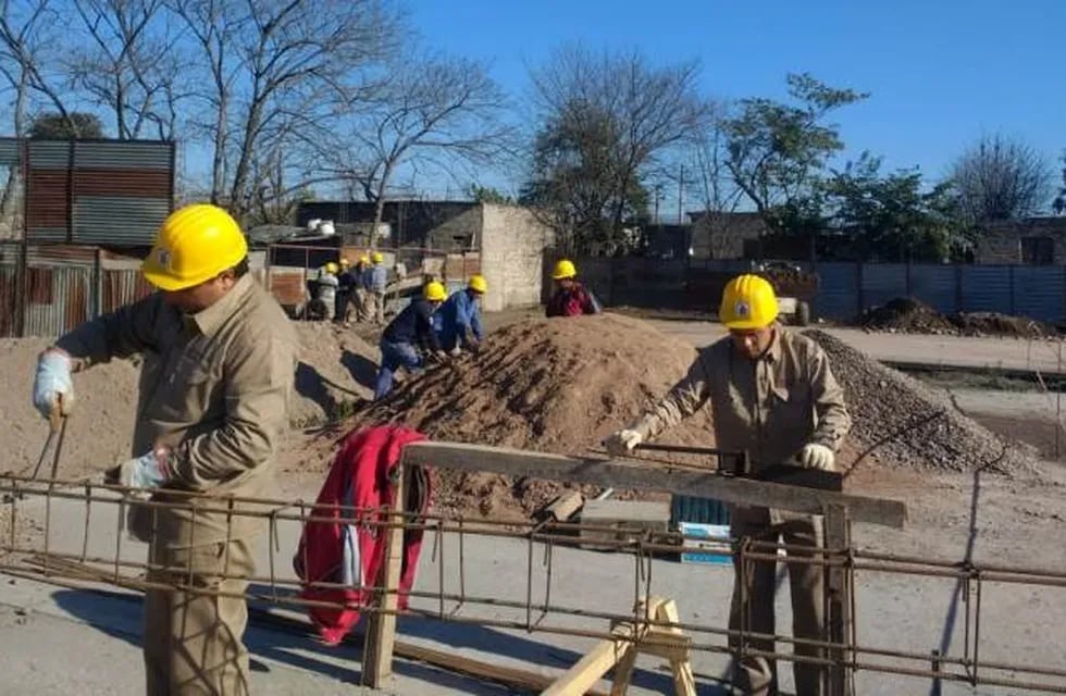 Los obreros trabajan en la construcción del CEPLA.