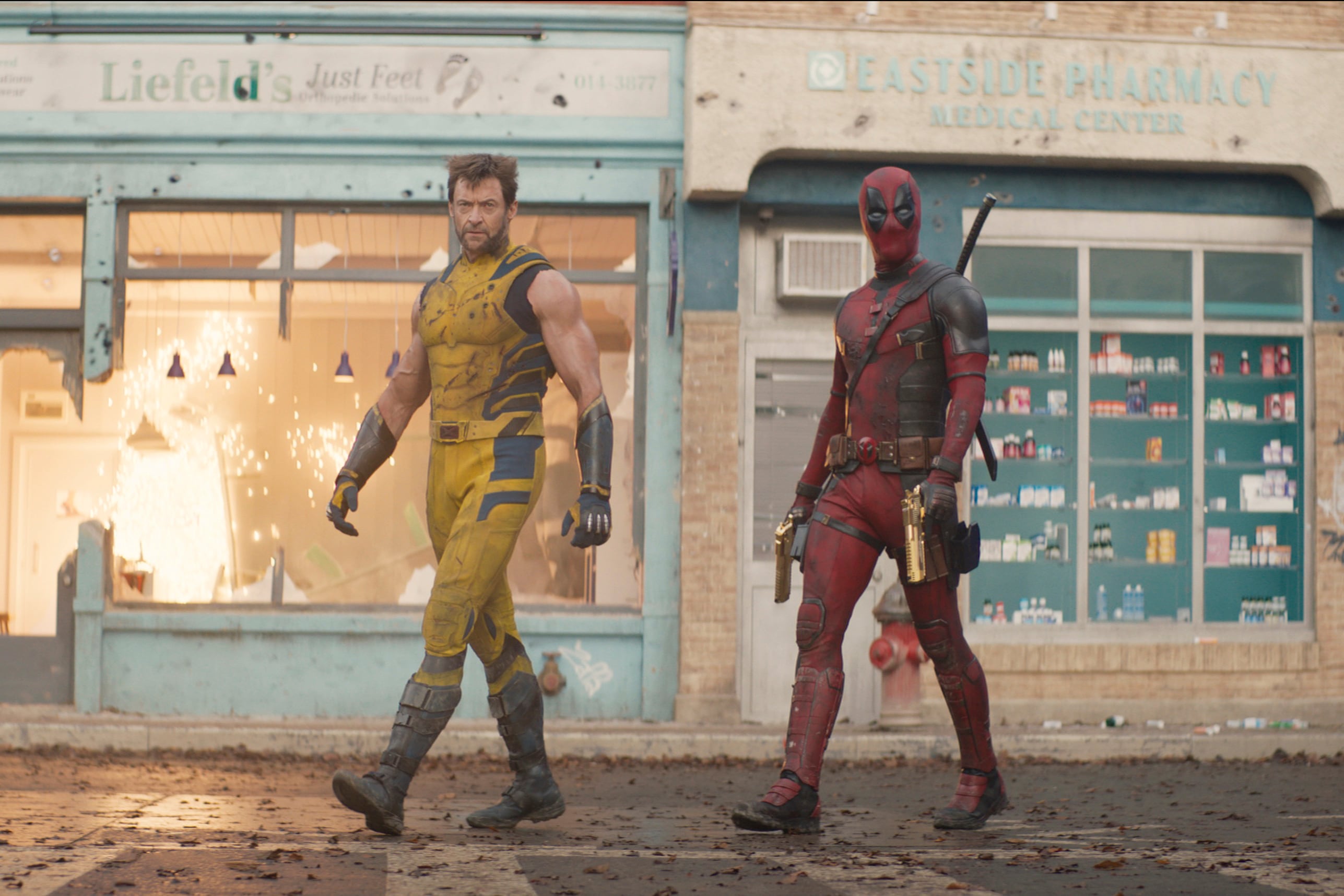 Hugh Jackman como Wolverine/Logan, izquierda, y Ryan Reynolds en una escena de "Deadpool & Wolverine". (20th Century Studios/Marvel Studios vía AP)