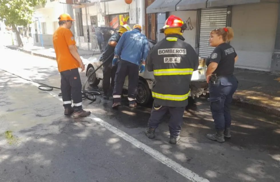 Furia en Bahía Blanca: incendió su auto porque lo iban a secuestrar los inspectores