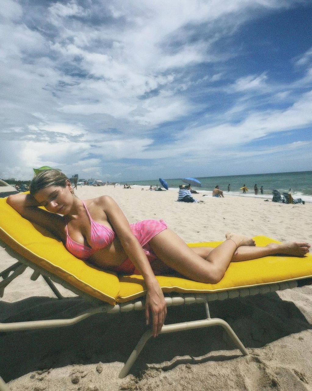 Lejos de su novio, Laurita Fernández mostró sus curvas en todos los ángulos en microbikin desde Miami