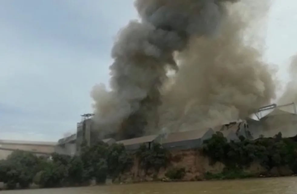 La explosión se produjo en un sector de la planta de la empresa Cofco, ex Nidera, en Puerto San Martín (@MGalindezpbiz)
