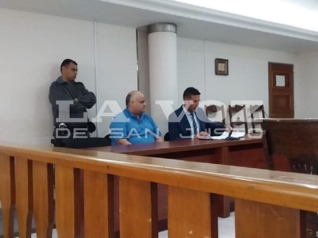 El detenido durante el juicio junto a su abogado Flores - Arroyito