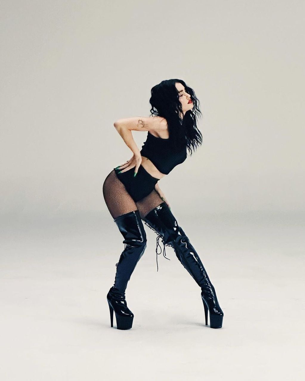 Total black y transparencias: Lali deslumbró en Instagram con una coreografía ultra sensual